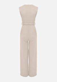 Born2be - Beżowy Kombinezon z Kopertowym Dekoltem i Wiązaniem w Talii Vannessa. Kolekcja: dla wysokich. Kolor: beżowy. Materiał: materiał, prążkowany. Długość: długie #7