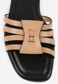 Renee - Ciemnobeżowe Klapki z Geometryczną Cholewką Lilinerris. Okazja: na co dzień. Kolor: beżowy. Materiał: jeans. Wzór: geometria. Sezon: lato. Styl: casual #6