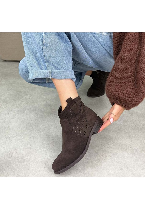 Brązowe zamszowe ażurowe botki damskie S.Barski 8019. Okazja: na co dzień. Nosek buta: okrągły. Kolor: brązowy. Szerokość cholewki: normalna. Wzór: ażurowy. Materiał: zamsz. Sezon: wiosna, jesień, lato. Obcas: na obcasie. Styl: casual, elegancki, klasyczny. Wysokość obcasa: niski