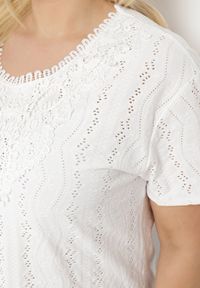 Born2be - Biały T-shirt Bluzka z Ażurowym Wzorem i Koronką Civina. Okazja: na co dzień. Kolor: biały. Materiał: koronka. Wzór: ażurowy, koronka. Styl: elegancki, sportowy, klasyczny, wizytowy, casual #3
