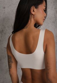 Renee - Biały Sportowy Biustonosz z Usztywnieniem Ozdobiony Siateczkową Wstawką Edalissa. Kolor: biały. Rodzaj stanika: wyciągane miseczki. Wzór: aplikacja #2