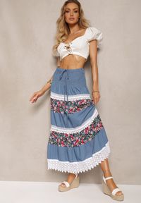 Renee - Biało-Niebieska Bawełniana Spódnica High Waist z Gumką w Talii i Ozdobną Koronką Tesaquin. Stan: podwyższony. Kolor: biały. Materiał: bawełna, koronka. Wzór: koronka. Sezon: lato