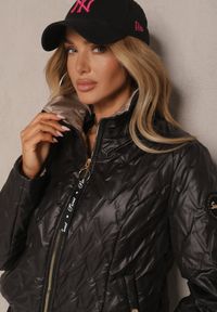 Renee - Czarna Kurtka Pikowana z Elastyczną Gumką w Pasie Zarriva. Okazja: na co dzień. Kolor: czarny. Materiał: jeans. Styl: elegancki, casual #4