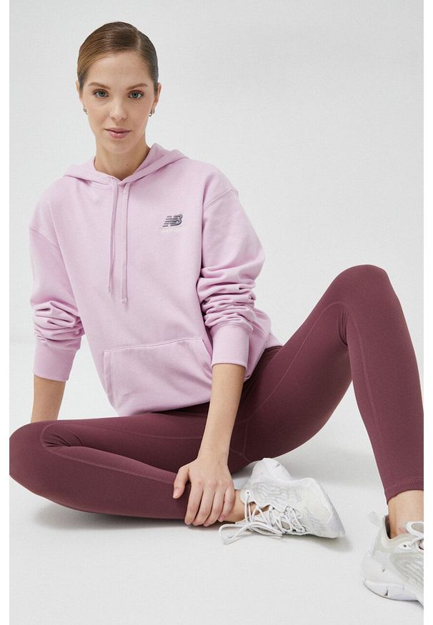New Balance bluza damska kolor fioletowy z kapturem z aplikacją. Typ kołnierza: kaptur. Kolor: fioletowy. Materiał: materiał. Wzór: aplikacja
