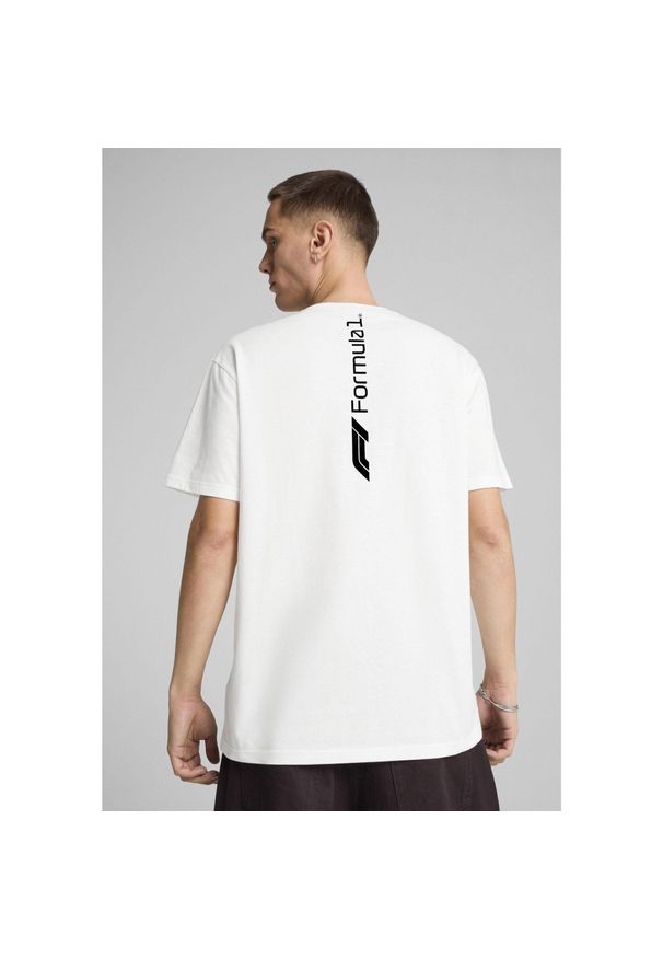 Puma - Męska koszulka F1® ESS+ o luźnym kroju z grafiką PUMA White. Kolor: biały