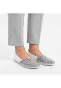 Baleriny damskie Maciejka, cholewka ze skóry naturalnej gładkiej z przodu panel tekstylny z dekoracyjnym wzorem wsuwany fason widoczne przeszycia wok. Okazja: na co dzień. Kolor: biały. Materiał: skóra. Szerokość cholewki: normalna. Wzór: gładki. Sezon: wiosna, lato. Styl: casual, elegancki #8