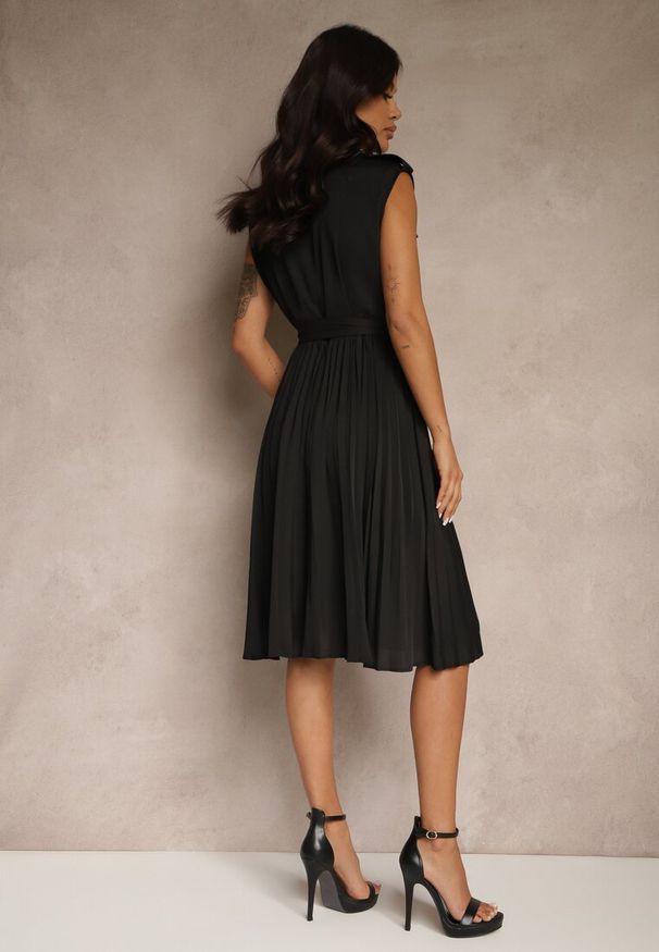 Renee - Czarna Rozkloszowana Sukienka z Wiskozy Plisowana z Guzikami i Paskiem Eviralia. Okazja: na co dzień, na randkę. Kolor: czarny. Materiał: wiskoza. Typ sukienki: rozkloszowane. Styl: casual, elegancki