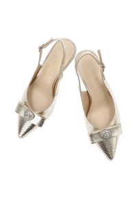 Czółenka damskie S.Barski, cholewka ze skóry naturalnej z odkrytą piętą na smukłym obcasie z ażurową cholewką i elegancką kokardą, złote, CR61-3119. Kolor: złoty. Materiał: skóra. Szerokość cholewki: normalna. Wzór: ażurowy. Obcas: na obcasie. Styl: elegancki. Wysokość obcasa: średni #5