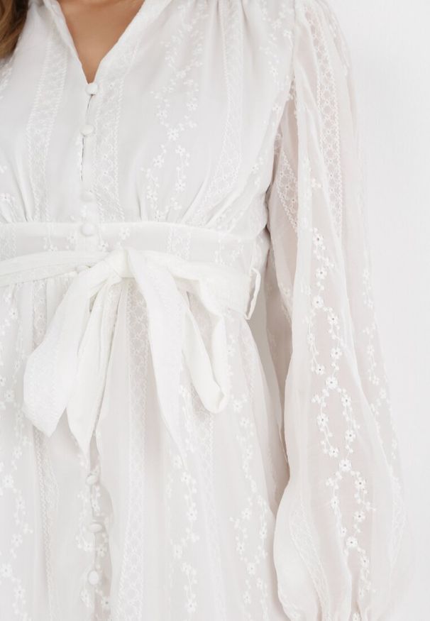 Born2be - Biała Sukienka Chlorehe. Typ kołnierza: kołnierzyk stójkowy. Kolor: biały. Materiał: tkanina. Wzór: kwiaty, haft. Styl: klasyczny. Długość: mini