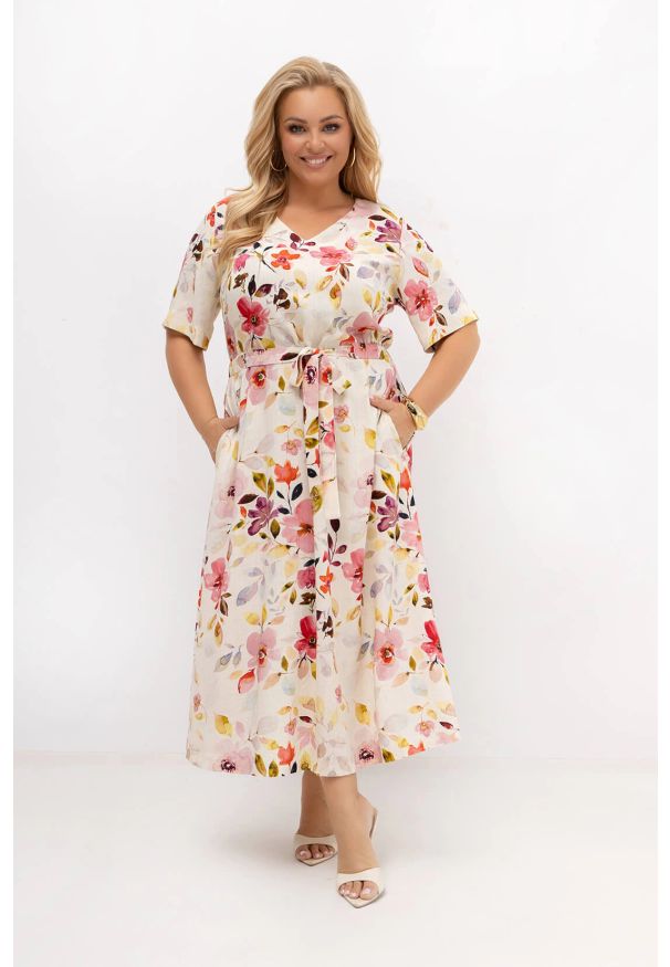 Moda Size Plus Iwanek - Sukienka midi lniano-bawełniana w kwiaty Florka z paskiem | PLUS SIZE OVERSIZE LATO. Okazja: do pracy, na komunię, na wesele, na imprezę, na ślub cywilny, na co dzień. Typ kołnierza: dekolt w kształcie V. Kolekcja: plus size. Wzór: kwiaty. Typ sukienki: oversize, dla puszystych. Materiał: bawełna, len. Sezon: lato. Styl: wakacyjny, casual, elegancki. Długość: midi