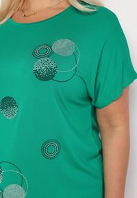 Born2be - Zielony T-shirt z Bawełny Wykończony Cyrkoniami Krissianne. Okazja: do pracy, na co dzień. Kolor: zielony. Materiał: bawełna. Wzór: aplikacja, geometria. Styl: casual, elegancki #6