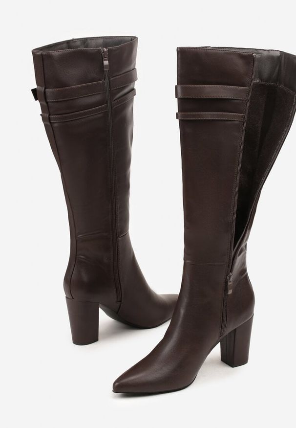 Born2be - Brązowe Eleganckie Kozaki do Kolan na Słupku Zdobione Paskami z Klamerkami Alenelle. Okazja: na co dzień. Zapięcie: pasek. Kolor: brązowy. Materiał: jeans. Wzór: aplikacja. Obcas: na słupku. Styl: elegancki