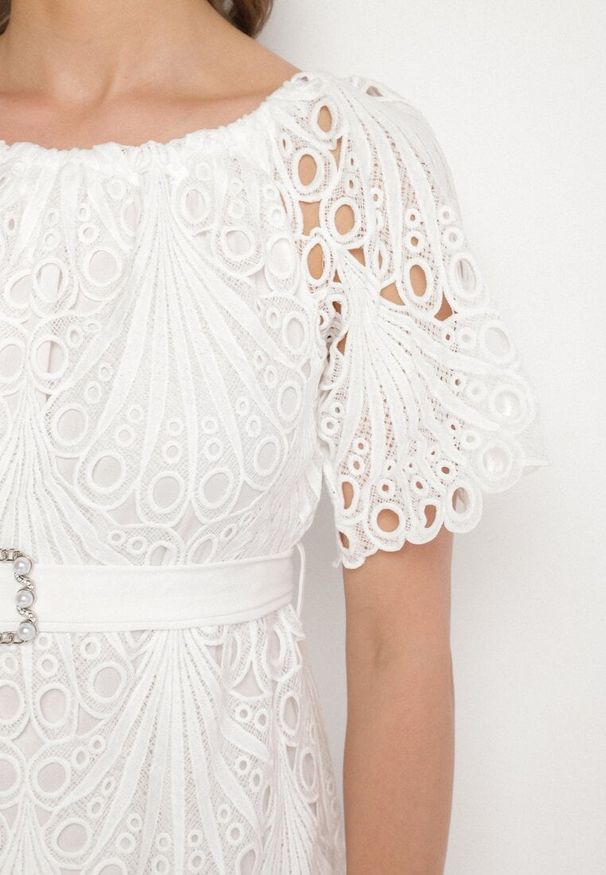 Born2be - Biała Ażurowa Sukienka z Bawełną i Paskiem z Klamrą Mimixa. Okazja: na co dzień. Kolor: biały. Materiał: bawełna. Długość rękawa: krótki rękaw. Wzór: ażurowy. Typ sukienki: proste. Styl: casual, klasyczny