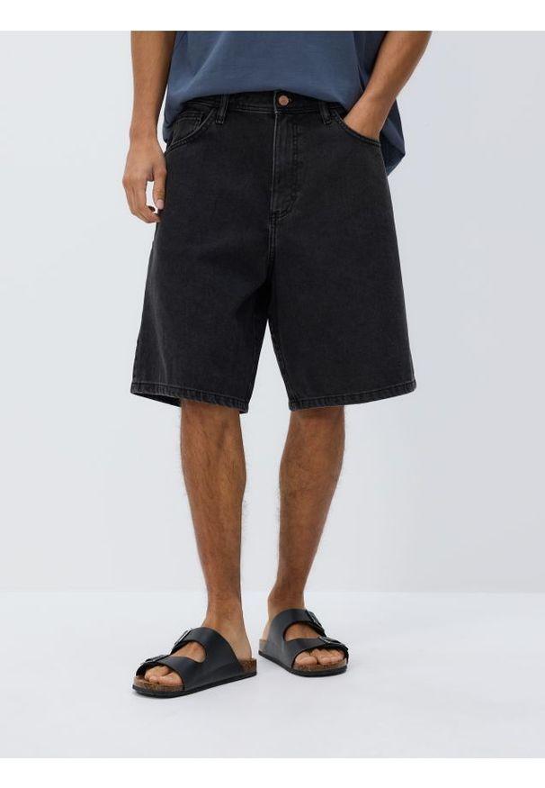 Reserved - Denimowe szorty baggy - czarny. Kolor: czarny. Materiał: denim