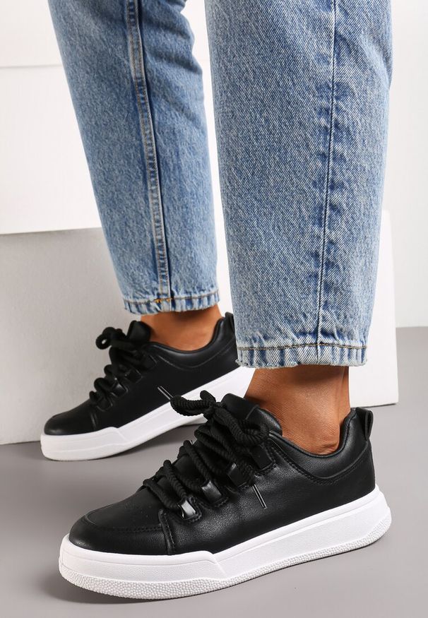 Renee - Czarne Sneakersy z Ozdobnymi Sznurówkami i Perforacją na Nosku Equita. Okazja: na co dzień. Zapięcie: sznurówki. Kolor: czarny. Materiał: jeans