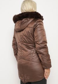 Born2be - Brązowa Kurtka Lekko Pikowana z Odpinanym Kapturem i Futerkiem Fioritta. Kolekcja: plus size. Kolor: brązowy. Materiał: futro. Sezon: zima #7