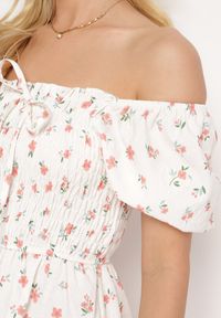 Born2be - Biało-Różowa Rozkloszowana Sukienka w Kwiaty Typu Hiszpanka z Marszczonym Dekoltem Blueria. Okazja: na co dzień. Typ kołnierza: dekolt hiszpanka. Kolor: biały. Długość rękawa: krótki rękaw. Wzór: kwiaty. Sezon: lato. Styl: casual, elegancki #3