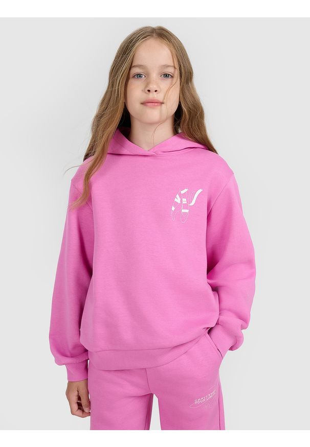 4f - 4F Bluza dresowa nierozpinana z kapturem dziewczęca - różowa 164 (13-14 lat). Okazja: na co dzień. Typ kołnierza: kaptur. Kolor: różowy. Materiał: dresówka. Wzór: gładki, nadruk, ze splotem. Sezon: lato. Styl: casual, klasyczny, sportowy