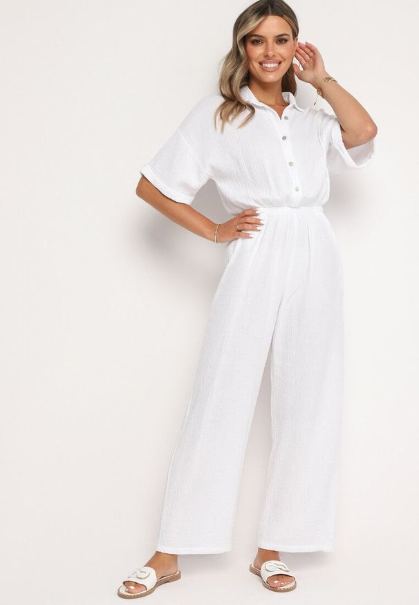 Born2be - Biały Bawełniany Kombinezon z Koszulową Górą i Prostymi Spodniami Namsore. Kolor: biały. Materiał: bawełna. Styl: klasyczny, elegancki