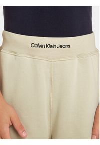 Calvin Klein Jeans Spodnie dresowe Intrasia Logo IB0IB02081 Beżowy Regular Fit. Kolor: beżowy. Materiał: bawełna #6