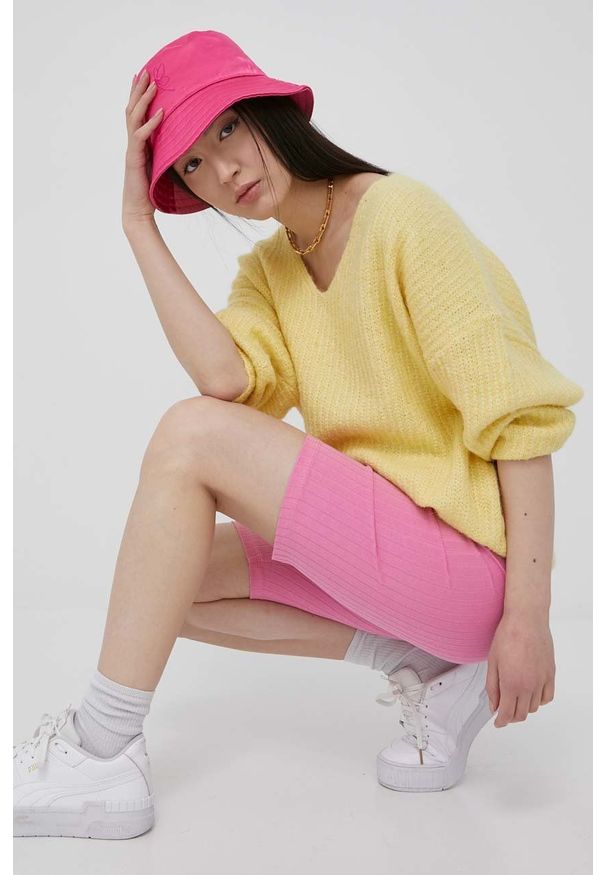 Vero Moda sweter damski kolor żółty lekki. Kolor: żółty. Materiał: poliester, dzianina