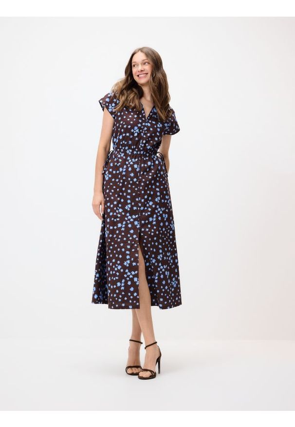 Reserved - Sukienka midi w kwiaty - ciemnobrązowy. Kolor: brązowy. Materiał: bawełna. Wzór: kwiaty. Długość: midi