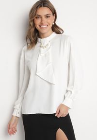 Born2be - Biała Bluzka Ozdobiona Falbaną i Perełkami Dorretia. Okazja: na spotkanie biznesowe, na co dzień. Kolor: biały. Materiał: jeans. Wzór: aplikacja. Styl: casual, elegancki, biznesowy #7