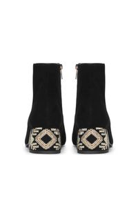 Kazar - Czarne botki damskie. Kolor: czarny. Materiał: zamsz. Wzór: haft. Obcas: na obcasie. Styl: elegancki. Wysokość obcasa: średni #2