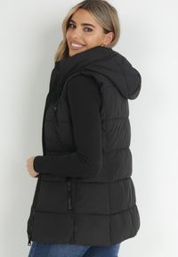 Born2be - Czarna Kamizelka Pikowana z Kapturem Destica. Typ kołnierza: kaptur. Kolor: czarny. Materiał: materiał. Długość rękawa: bez rękawów. Sezon: jesień, wiosna. Styl: klasyczny #7
