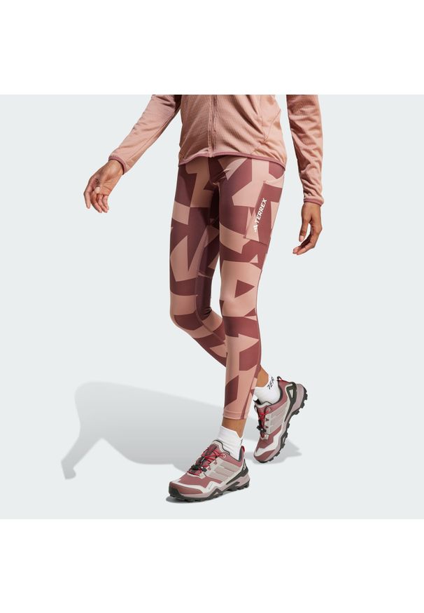 Adidas - Legginsy Terrex Multi Printed. Kolor: czerwony, wielokolorowy, różowy, brązowy. Materiał: materiał