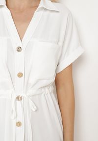 Born2be - Biała Koszulowa Sukienka z Krótkim Rękawem Zapinana na Guziki z Materiałowym Paskiem Piantia. Okazja: na imprezę, na co dzień. Kolor: biały. Materiał: materiał. Długość rękawa: krótki rękaw. Sezon: wiosna, lato. Typ sukienki: koszulowe. Styl: casual, elegancki #6