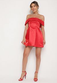 Born2be - Czerwona Satynowa Sukienka Hiszpanka Vices z Kwiatowymi Aplikacjami Fennalisa. Okazja: na wesele, na ślub cywilny, na imprezę. Typ kołnierza: dekolt hiszpanka. Kolor: czerwony. Materiał: satyna. Wzór: aplikacja, kwiaty. Sezon: lato #4