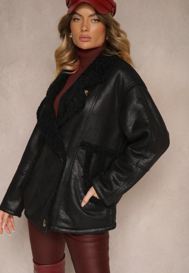 Renee - Czarna Kurtka Typu Biker o Kroju Oversize z Futrzaną Podszewką i Guzikami Nikilina. Okazja: na co dzień. Kolor: czarny. Materiał: futro. Długość rękawa: długi rękaw. Długość: długie. Styl: casual, rockowy, elegancki
