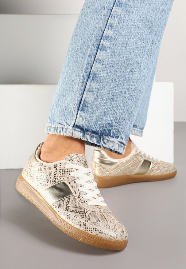 Born2be - Złote Wężowe Sneakersy Retro w Stylu Klasycznych Tenisówek Tanonea. Okazja: na co dzień. Zapięcie: sznurówki. Kolor: złoty. Materiał: jeans