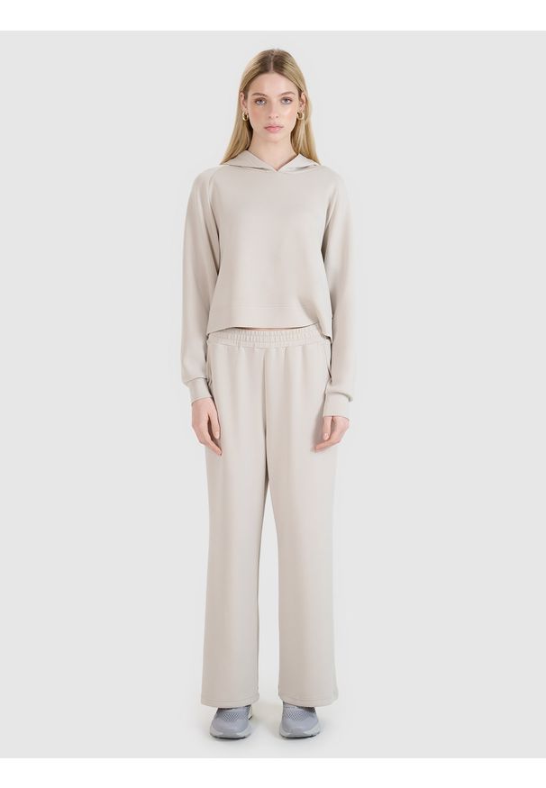 4f - 4F Bluza dresowa nierozpinana z modalem damska - beżowa M. Okazja: na co dzień. Typ kołnierza: bez kaptura. Kolor: beżowy. Materiał: dresówka. Długość rękawa: raglanowy rękaw. Wzór: gładki, ze splotem. Styl: klasyczny, sportowy, casual. Sport: fitness