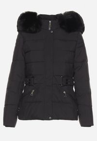 Born2be - Czarna Pikowana Kurtka Zimowa z Kapturem z Futrem i Ozdobnym Paskiem Hetiola. Typ kołnierza: kaptur. Kolor: czarny. Materiał: futro. Długość rękawa: długi rękaw. Długość: długie. Sezon: zima. Styl: elegancki #3