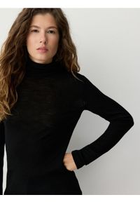 Reserved - Golf z wełny merino - czarny. Typ kołnierza: golf. Kolor: czarny. Materiał: wełna