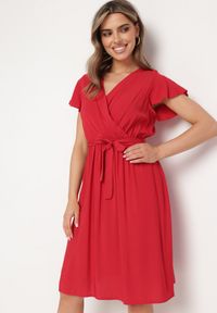 Born2be - Czerwona Sukienka z Wiskozy i Wiązanym Paskiem Gariela. Kolor: czerwony. Materiał: wiskoza. Typ sukienki: kopertowe