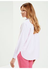 Ochnik - Różowa koszula w paski damska. Kolor: różowy. Materiał: bawełna. Długość rękawa: długi rękaw. Długość: długie. Wzór: paski #2