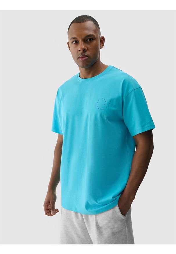 4f - 4F T-shirt oversize z nadrukiem męski - turkusowy XXL. Okazja: na co dzień. Kolor: turkusowy. Materiał: bawełna, jersey, dzianina. Długość rękawa: krótki rękaw. Długość: krótkie. Wzór: nadruk. Styl: sportowy, klasyczny, casual