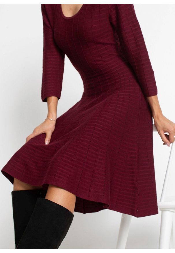 bonprix - Sukienka dzianinowa z lejącej mieszanki wiskozy. Kolor: czerwony. Materiał: dzianina, wiskoza. Wzór: paski