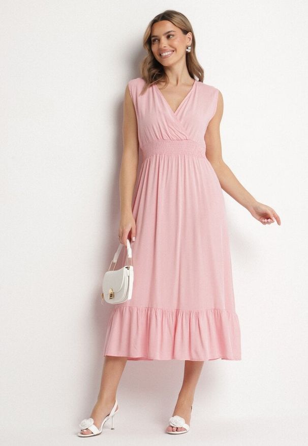 Born2be - Różowa Wiskozowa Sukienka o Kopertowym Kroju z Falbanką Uliria. Kolor: różowy. Materiał: wiskoza. Typ sukienki: kopertowe. Styl: elegancki