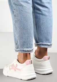 Renee - Biało-Różowe Sneakersy na Platformie Pheladia. Nosek buta: okrągły. Kolor: biały. Materiał: materiał. Szerokość cholewki: normalna. Wzór: aplikacja, geometria. Obcas: na platformie #5