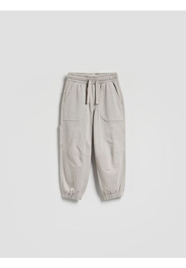 Reserved - Joggery z efektem sprania - jasnoszary. Kolor: szary. Materiał: dzianina, bawełna