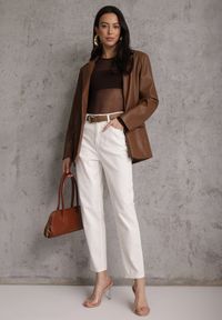 Renee - Białe Jeansy Mom Fit z Wiskozą Bawełną i Paskiem z Metaliczną Klamrą Salennith. Okazja: na co dzień. Stan: podwyższony. Kolor: biały. Styl: casual #6