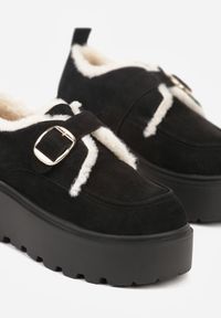 Born2be - Czarne Śniegowce na Grubej Podeszwie z Paskiem z Klamerką i Futerkiem Uwedina. Nosek buta: okrągły. Zapięcie: pasek. Kolor: czarny. Materiał: futro. Sezon: zima. Obcas: na obcasie. Styl: klasyczny. Wysokość obcasa: średni #2