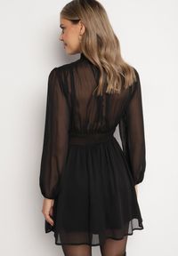 Born2be - Czarna Sukienka Rozkloszowane ze Stójką Marszczeniami i Transparentnymi Ramionami Belabria. Okazja: na co dzień. Typ kołnierza: kołnierzyk stójkowy. Kolor: czarny. Typ sukienki: rozkloszowane. Styl: casual, klasyczny #7