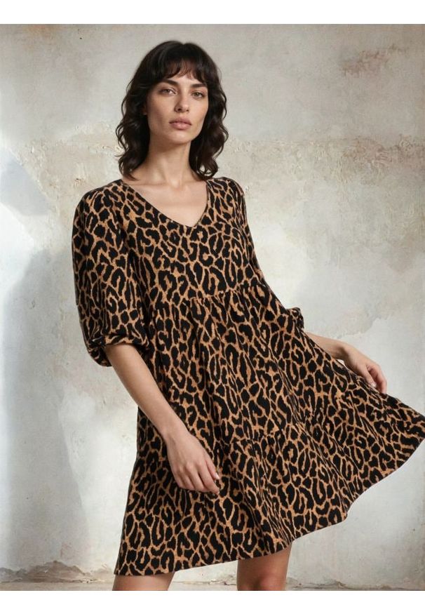Sinsay - Sukienka mini babydoll w panterkę - brązowy. Kolor: brązowy. Wzór: motyw zwierzęcy. Długość: mini