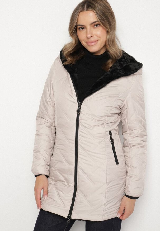 Born2be - Beżowa Pikowana Kurtka Dwustronna z Kapturem i Futerkiem Rinaresa. Okazja: na co dzień. Typ kołnierza: kaptur. Kolor: beżowy. Materiał: futro. Styl: casual, elegancki