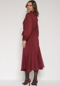 Born2be - Bordowa Elegancka Sukienka z Bufiastymi Rękawami i Koronkowymi Falbankami Sewlina. Okazja: na co dzień, do pracy. Typ kołnierza: kołnierz z falbankami. Kolor: czerwony. Materiał: koronka. Styl: elegancki #4